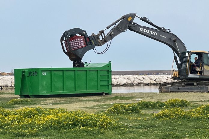 Castellammare. E’ partita la pulizia radicale dell’arenile