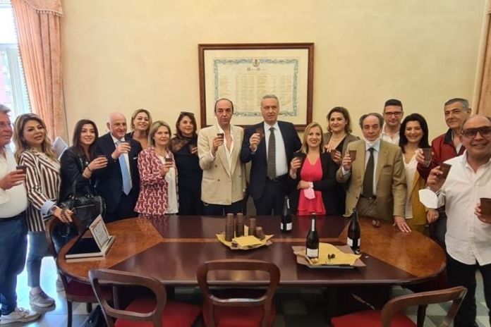 Scafati. Il sindaco Salvati premia lo stilista Scognamiglio
