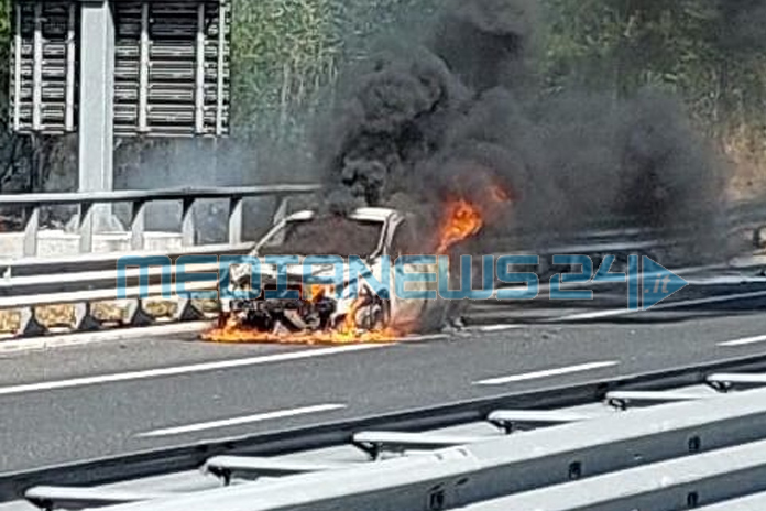 A3. Auto in fiamme in autostrada (Fotogallery)