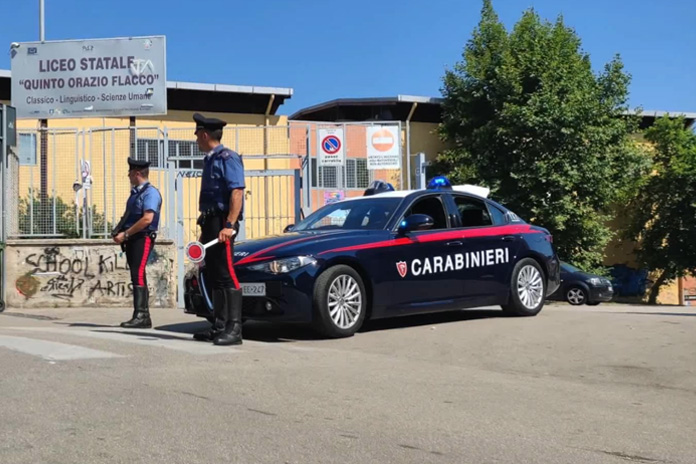 Portici, arrestato rapinatore 34enne: era il terrore degli studenti fuori la scuola