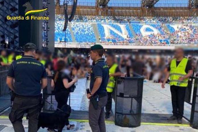 Napoli. “Vasco Live 2022”: contraffazione e droga, 19 denunciati