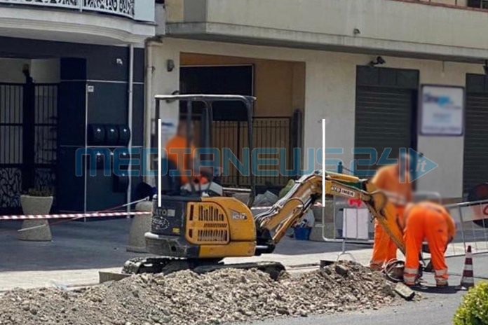Pagani. Lavori di somma urgenza, in Via De Gasperi: “cantiere non rispetta le regole della sicurezza”, la segnalazione di Calce e Sessa