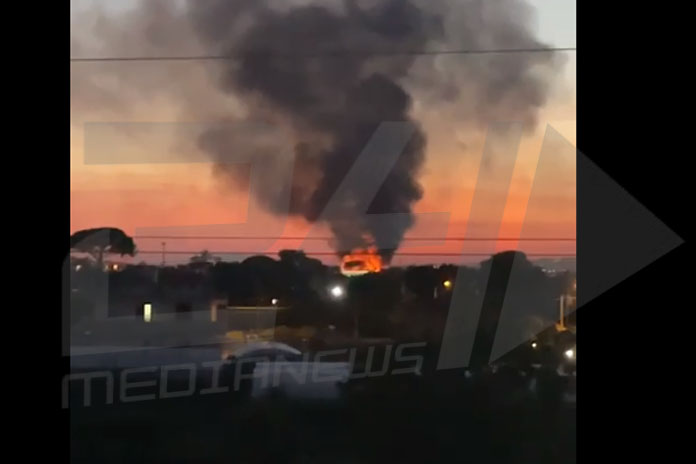 Vasto incendio, fiamme alte e denso fumo nero