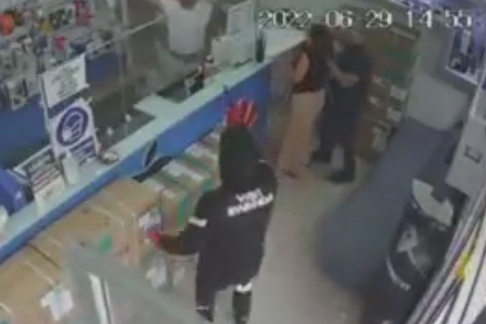 Afragola, tenta rapina pistola in pugno: esercente gli tira addosso pc. (Il video diventa virale)