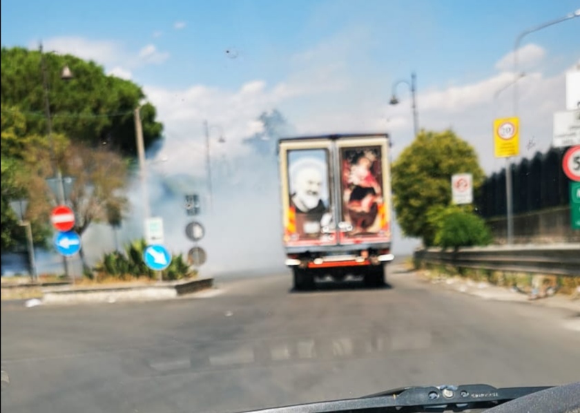 Pagani. Incendiate le sterpaglie sul cavalcavia dell’ospedale