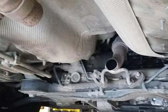 Angri. Armati di flex rubano marmitte in pieno centro