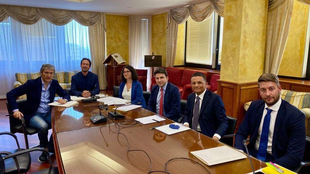 Poste Italiane. I Consiglieri Regionali Michele Cammarano e Tommaso Pellegrino (Campania) : “Nei piccoli Comuni non ci saranno più chiusure”