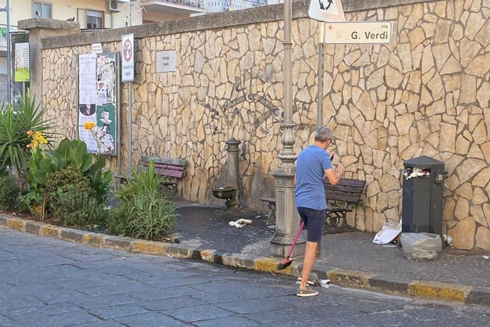 Pagani. La foto del giorno: cittadino armato di scopa, ripulisce la strada. La segnalazione del Consigliere Calce