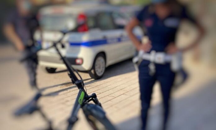 Nocera Superiore. A folle velocitá tra famiglie, bambini ed anziani: stretta della polizia locale per i velocipedi elettrici