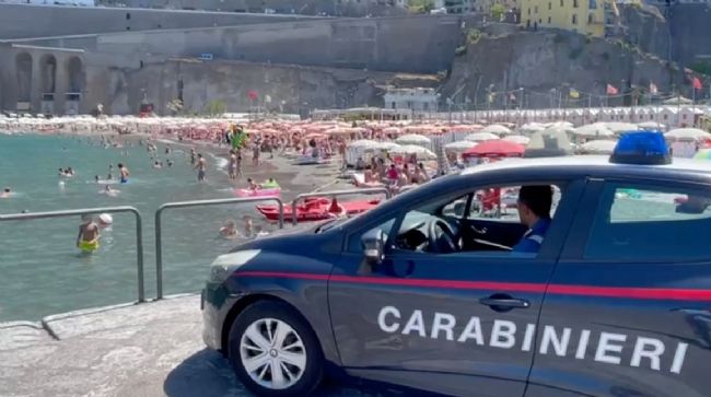 Sorrento: Carabinieri in costume “infiltrati” tra i bagnanti