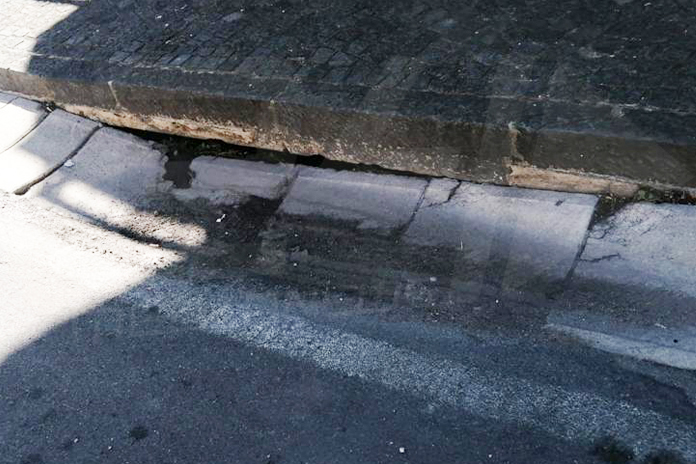 Pagani, cede la canaletta per la raccolta dell’acqua piovana vicino alla scuola: la preoccupazione delle mamme