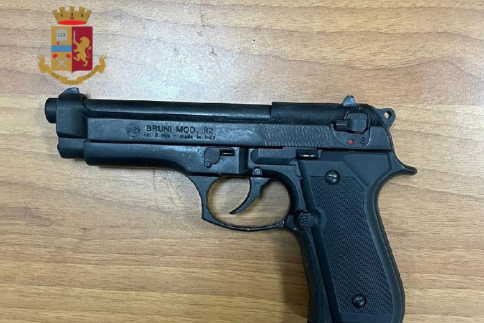 Pistola in classe a Roma: denunciato 14enne