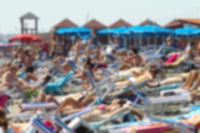 Dimentica il telefonino nel bagno: scoppia la rissa nello stabilimento balneare a Salerno