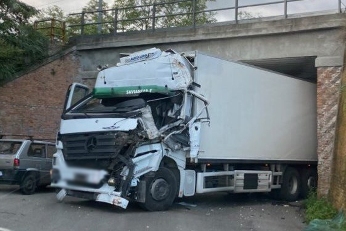 Grave incidente a Velia, un camion si schianta in un sottopassaggio