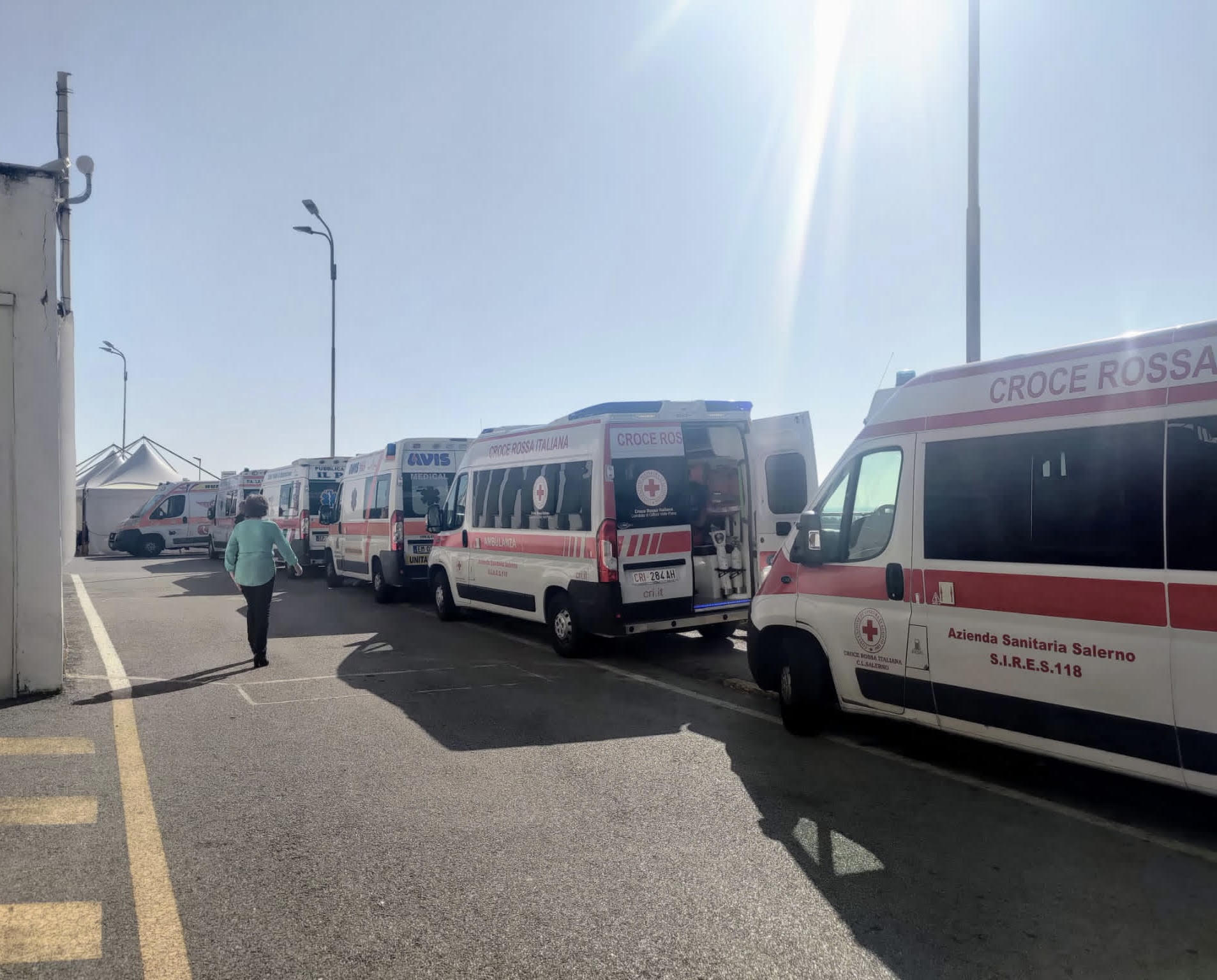 Salerno. Code di ambulanze al Ruggi, Vietri (FdI): “Situazione indegna, De Luca dove vive?”