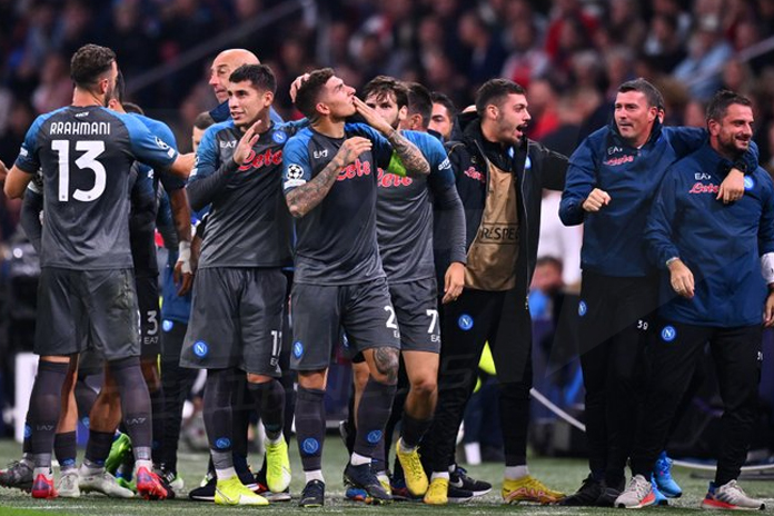 Strepi”Napoli”Toso 6-1 all’Ajax: gli azzurri riscrivono la storia