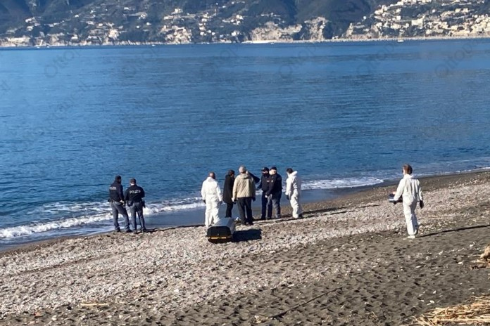 Giallo a Salerno, trovato cadavere in mare: aggiornamento in corso