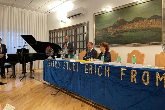 Napoli. Il Centro Studi “Fromm” ha premiato Luca Trapanese al Circolo Nautico