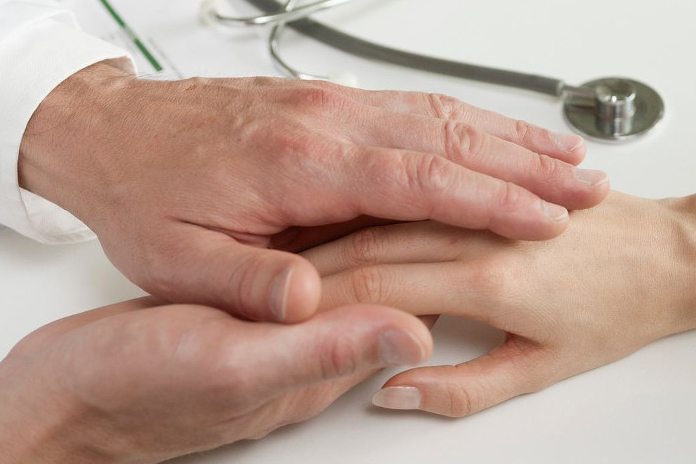 Pompei. Medico nei guai, palpeggia le pazienti durante le visite