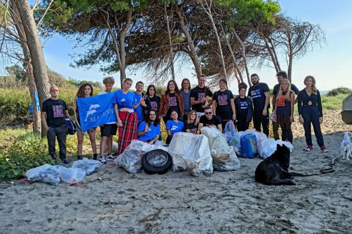 Gli attivisti di Napoli Animal Save per il progetto “Adotta una spiaggia”