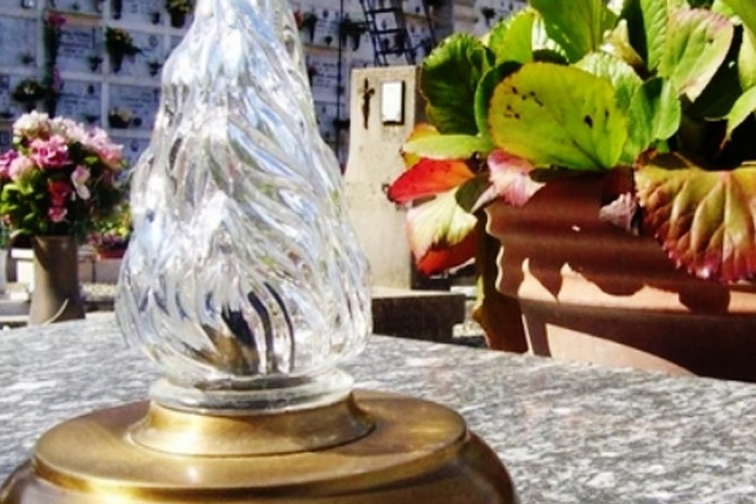 Le lampade votive accese del Cimitero di Sarno sono la “lux aeterna”, per i defunti