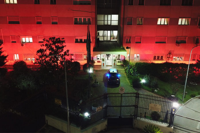 Benevento: Carabinieri vicini alla donna, la caserma si colora di arancione