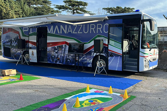 Castellammare di Stabia. Campagna di sicurezza pullman Azzurro, l’iniziativa della Polizia di Stato