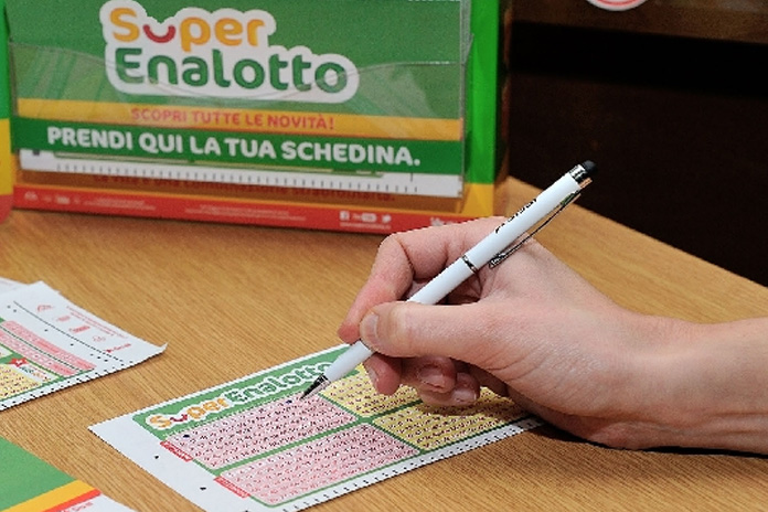 La dea bendata bacia Pagani, centrato un “5” al Super Enalotto: Jackpot vola a 301 milioni di euro