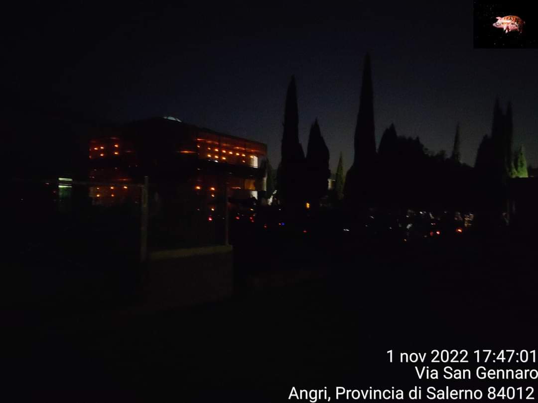 Angri, apertura notturna ma cimitero al buio!