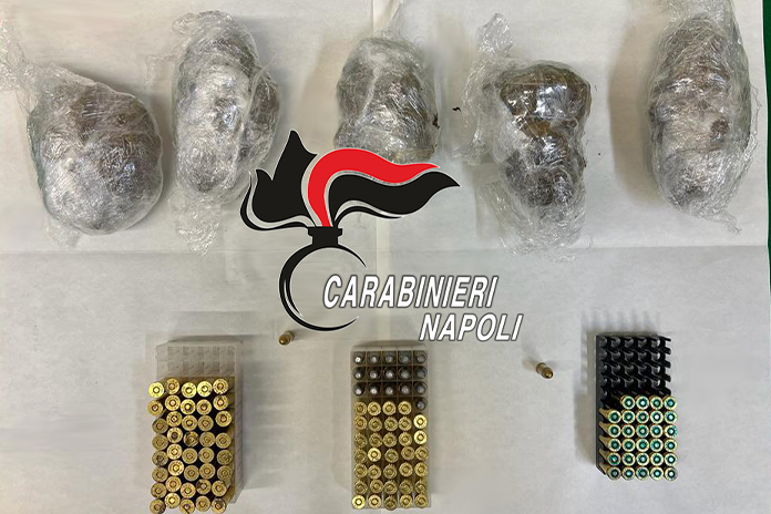 Castellammare di Stabia: Nascondiglio all’interno di una fogna. Carabinieri sequestrano droga e munizioni