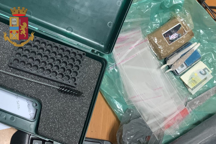 Casola, droga nascosta nel wc: arrestato 30enne