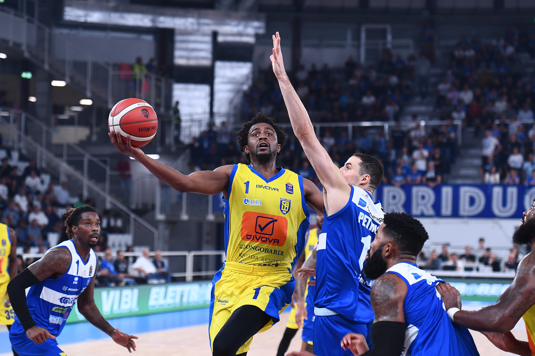 Basket, l’anno si apre con il derby Scafati-Napoli