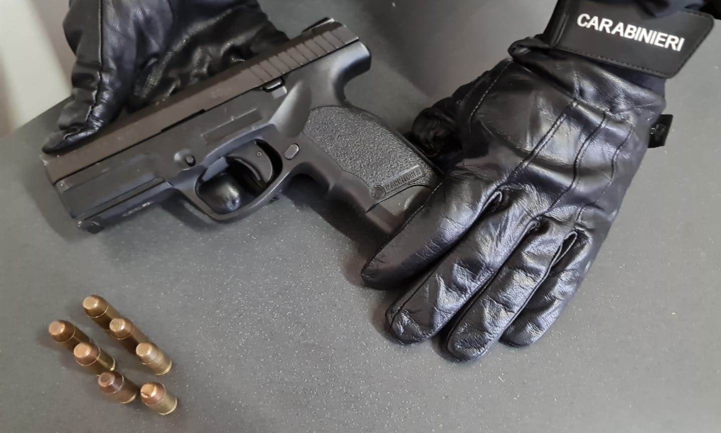 San Sebastiano al Vesuvio. Rapina sala slot e poi affida la pistola al figlio 14enne, arrestati