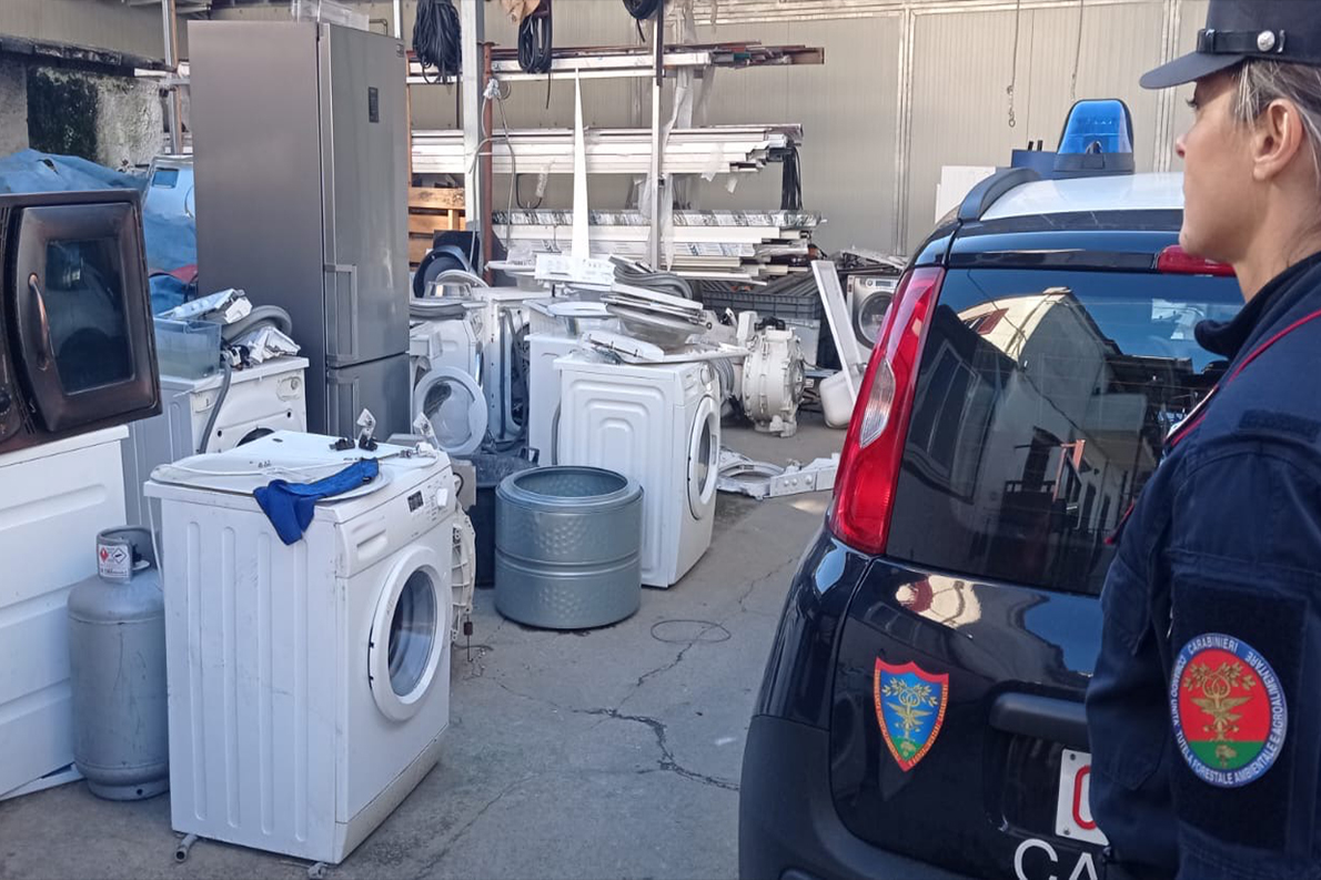 Castellammare di Stabia: Carabinieri sequestrano area di 400 metri quadrati, un vero cimitero di rifiuti a pochi metri dal fiume Sarno