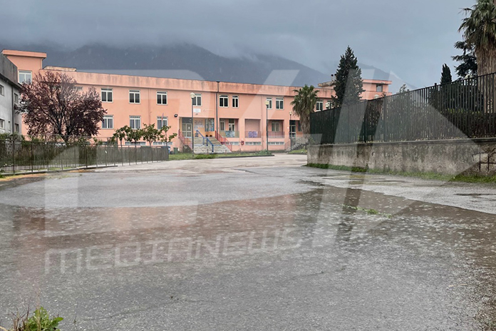 Angri. “Petizione scolastica”, raccolte 150 firme per le carenze all’ingresso della scuola “Smaldone”: l’iniziativa dell’Associazione Amal