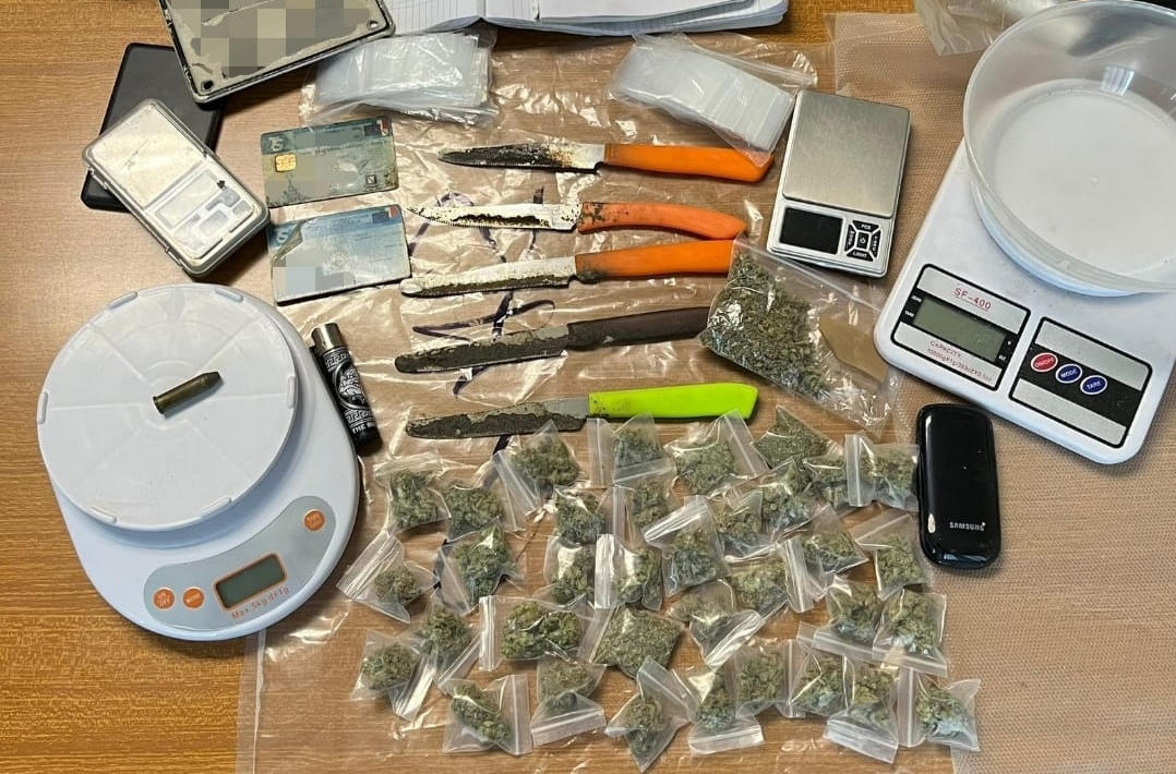 Casoria. Kit del pusher rinvenuto sul ballatoio condominiale, sequestrato dai carabinieri