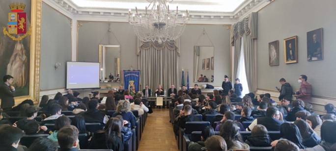 Salerno. Proseguono gli incontri della Polizia di Stato con le scuole della provincia