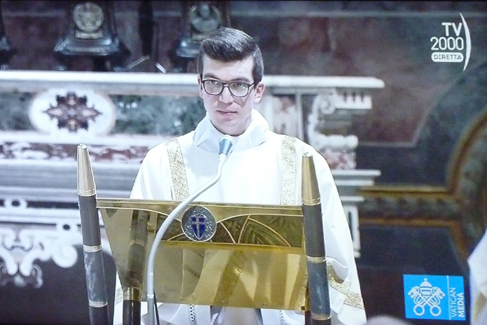 Angri. Battesimo del Signore, Don Mattia D’Antuono accanto a papa Francesco nell’omelia (video)