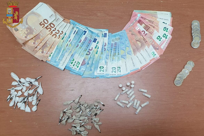 Scampia: arrestati due spacciatori dalla Polizia