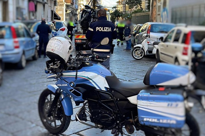 Controlli nel quartiere Mercato: rimossi 22 motoveicoli e 25 autovetture