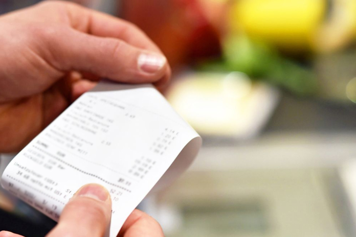 Nuova raffica di rincari 2023: autostrade, benzina, bus e metro. Dal governo la Carta acquisti