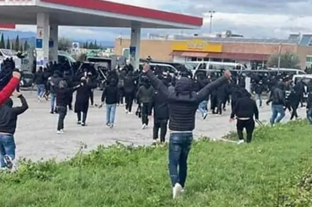 La decisione del Ministro dell’Interno Piantedosi: “Due mesi senza trasferte per i tifosi di Roma e Napoli”, la nota