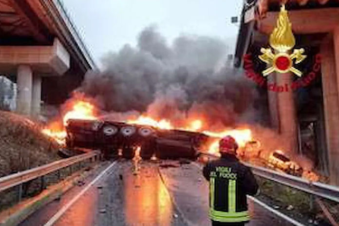 Cronaca: Tir finisce nel vuoto, camionista di Nocera muore tra le fiamme in Toscana (video)