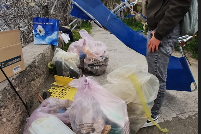 Punta Campanella, raccolti e smaltiti 250kg di rifiuti spiaggiati a Puolo