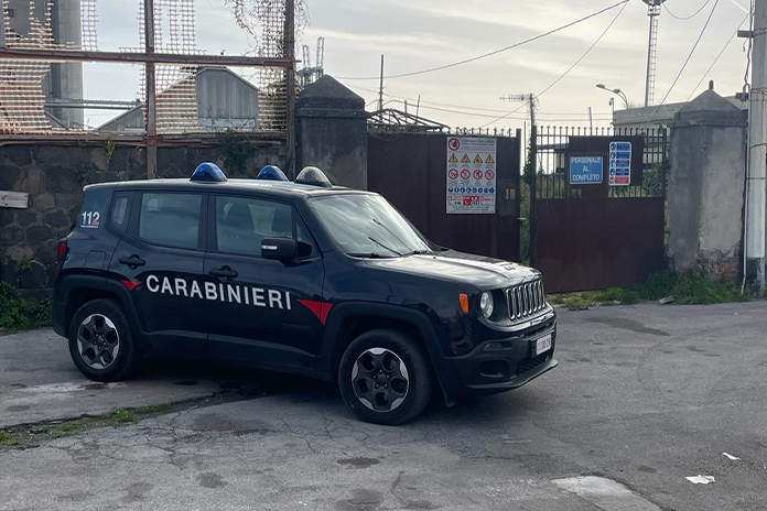 Ercolano: In un capannone il “cimitero” delle auto rubate, Carabinieri denunciano padre e figlia