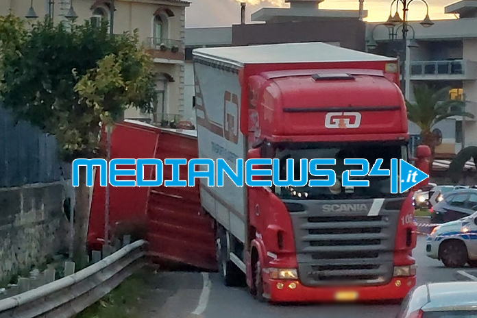 Pagani. Si ribalta un rimorchio, traffico bloccato sulla SS 18 Tirrena Inferiore (foto)