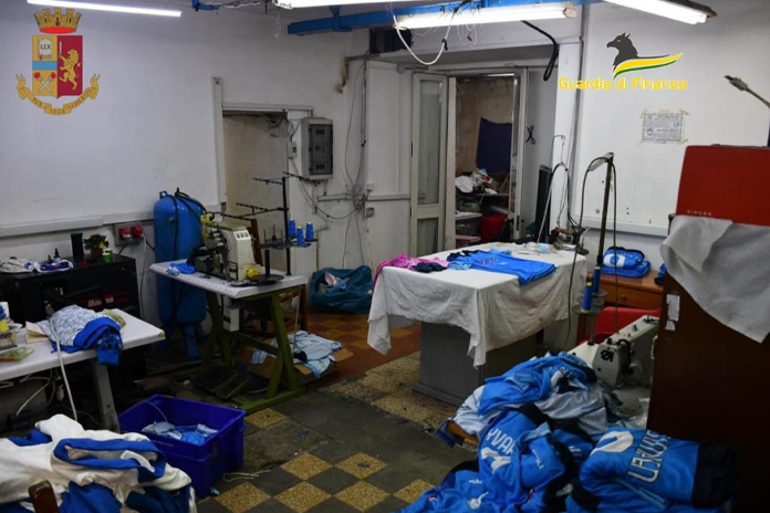 Maglie del Napoli e Palermo false, bandiere sequestrate in una fabbrica a Portici