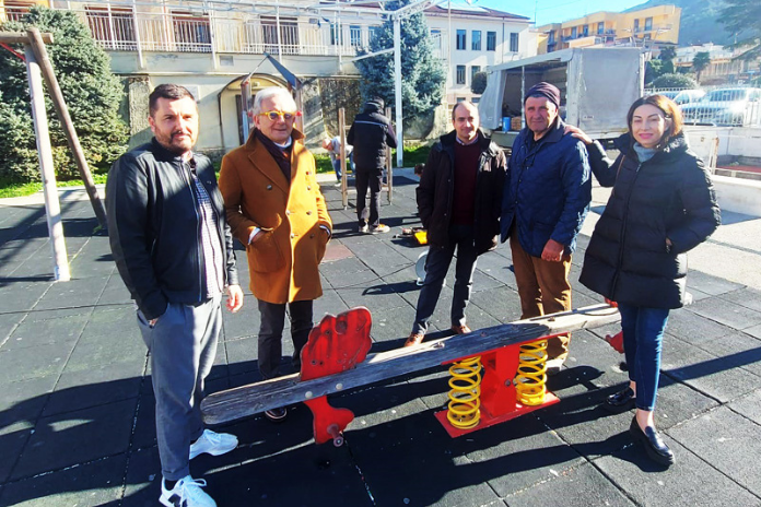 Roccapiemonte. Nuove giostrine e manutenzione in piazza Don Pompeo La Barca e Casali