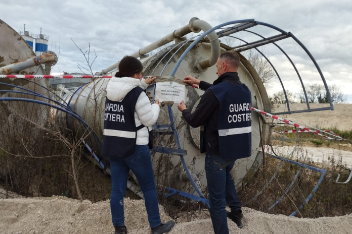 Eboli. Sequestrata area per abbandono di materiali ferrosi e di scarto