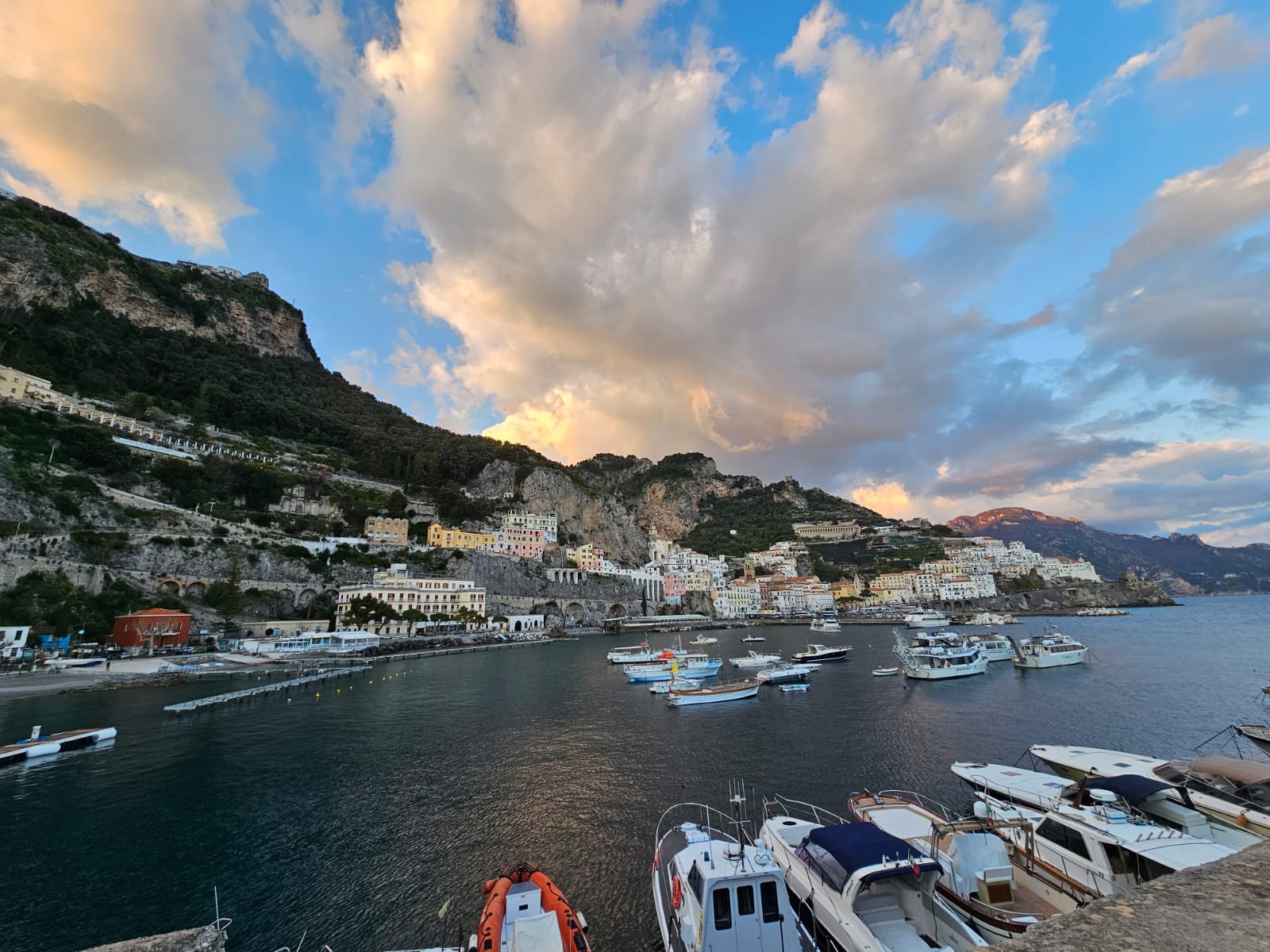 “InfoParking”, Amalfi lancia l’APP che consente di conoscere in tempo reale i posti disponibili nei parcheggi pubblici